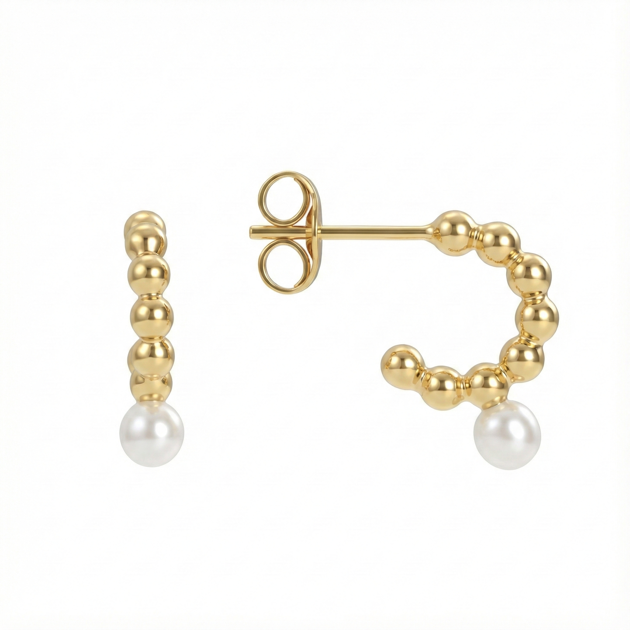Boucles d’oreilles demi-créoles dorées or 18k composées de perles métalliques sculptées avec perle blanche nacrée suspendue, design contemporain et élégant